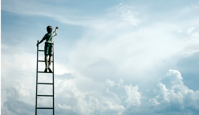 Image d'un garçon sur une échelle voulant toucher les nuages