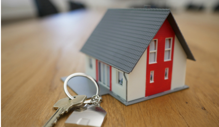 Photographie d'une maison miniature et d'un trousseau de clé