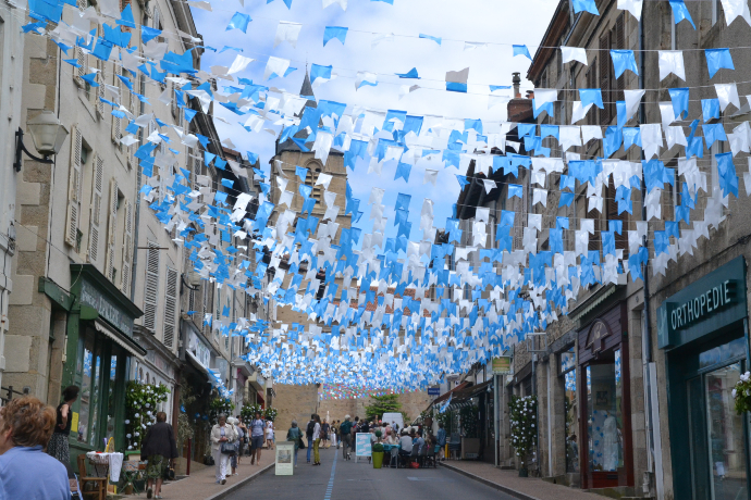 Photographie d'une rue en fête à Saint Junien