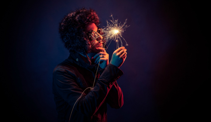 Photographie d'un homme regardant un feu d'artifice