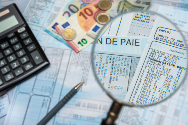 photographie d'une calculatrice et d'une loupe