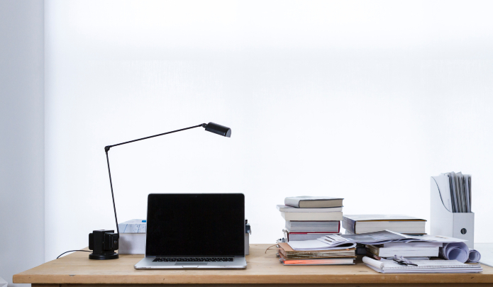 Photographie d'un bureau avec un ordinateur portable
