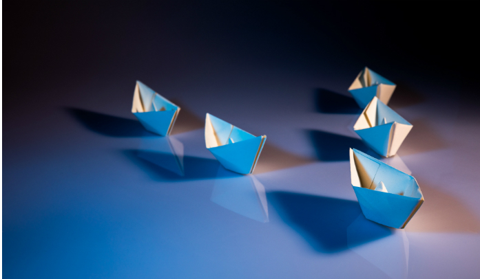 Photographie de bateaux en papier sur l'eau