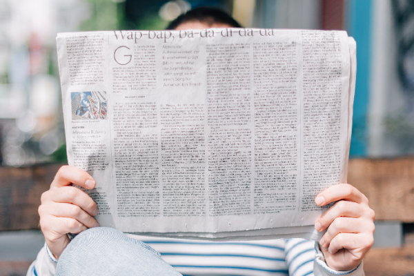 Personne lisant un journal