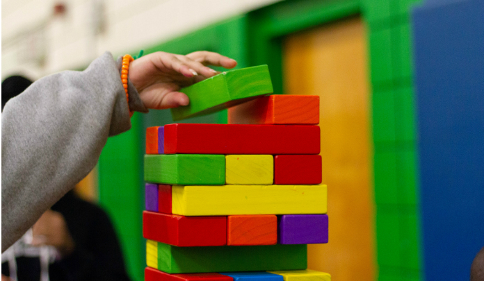 Photographie d'un enfant construisant un capla