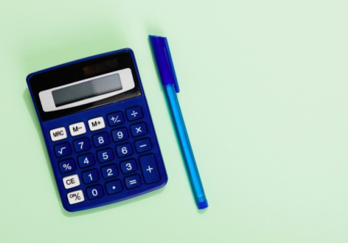 Photographie d'une calculatrice et d'un stylo